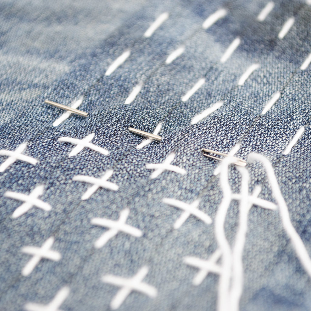 Buch: Einfach nachhaltig nähen – Jeans flicken: Sahiko-Stickerei als Visual Mending 
