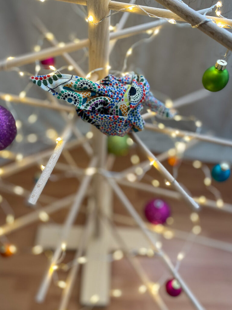 Furoshiki-Geschenk und wiederverwendbarer Weihnachtsbaum