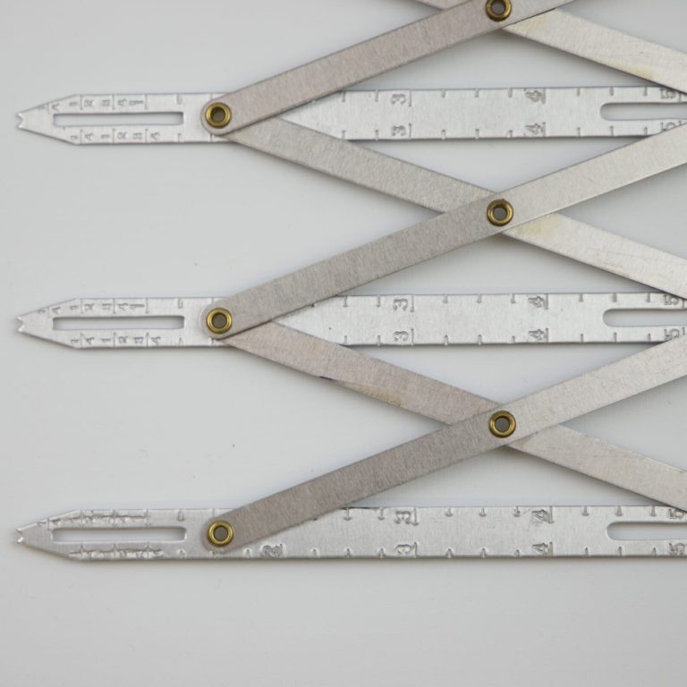 Geburtstagssause – Gut geknöpft Scherengitter von Hello Heidi Fabrics