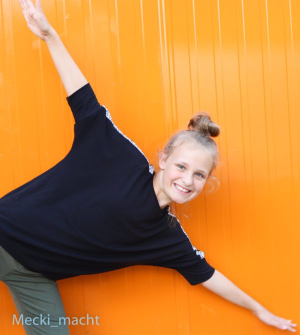 Designbeispiel von Mecki macht für das genähte Kinder-Shirt LaBlüsje mit gemusterter Schulterpasse