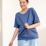 Blaues, einfarbiges Designbeispiel für das genähte Schnittmuster LaBlus Shirt