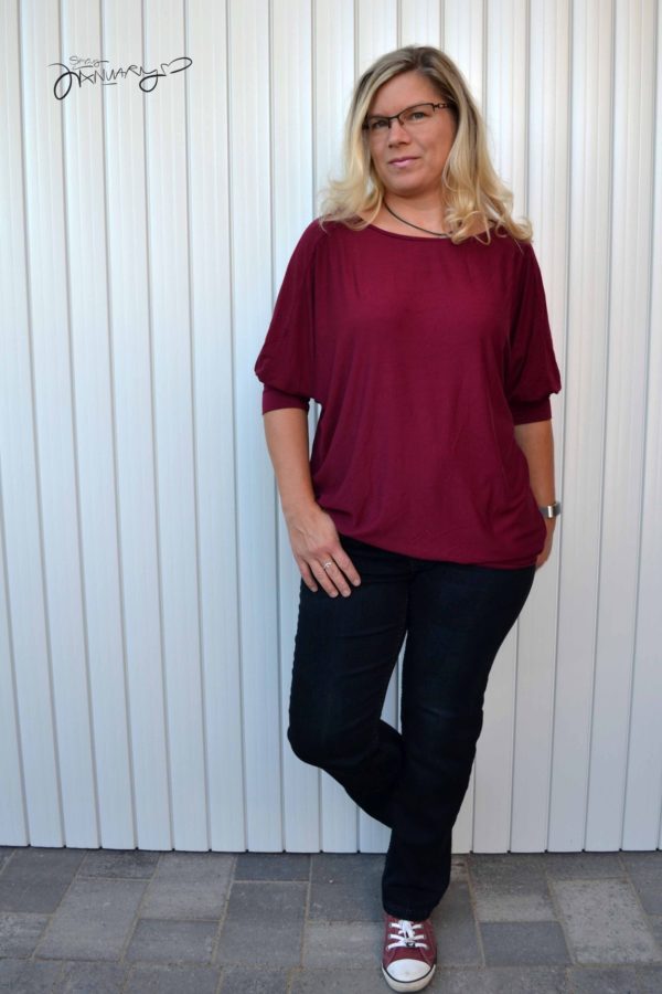 Uni Designbeispiel in bordeaux von Simply January für das genähte LaBlus Shirt