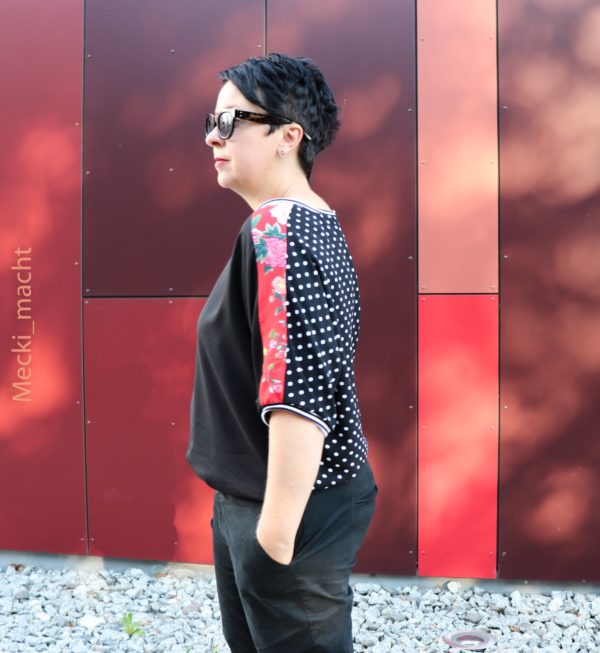 Designbeispiel von Mecki macht für ein genähtes LaBlus Shirt in einem kreativen Look mit Mustermix (Seitenansicht)