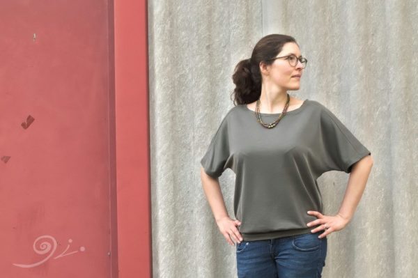 Uni Designbeispiel in khaki/taupe von naadisnaa für das genähte LaBlus Shirt