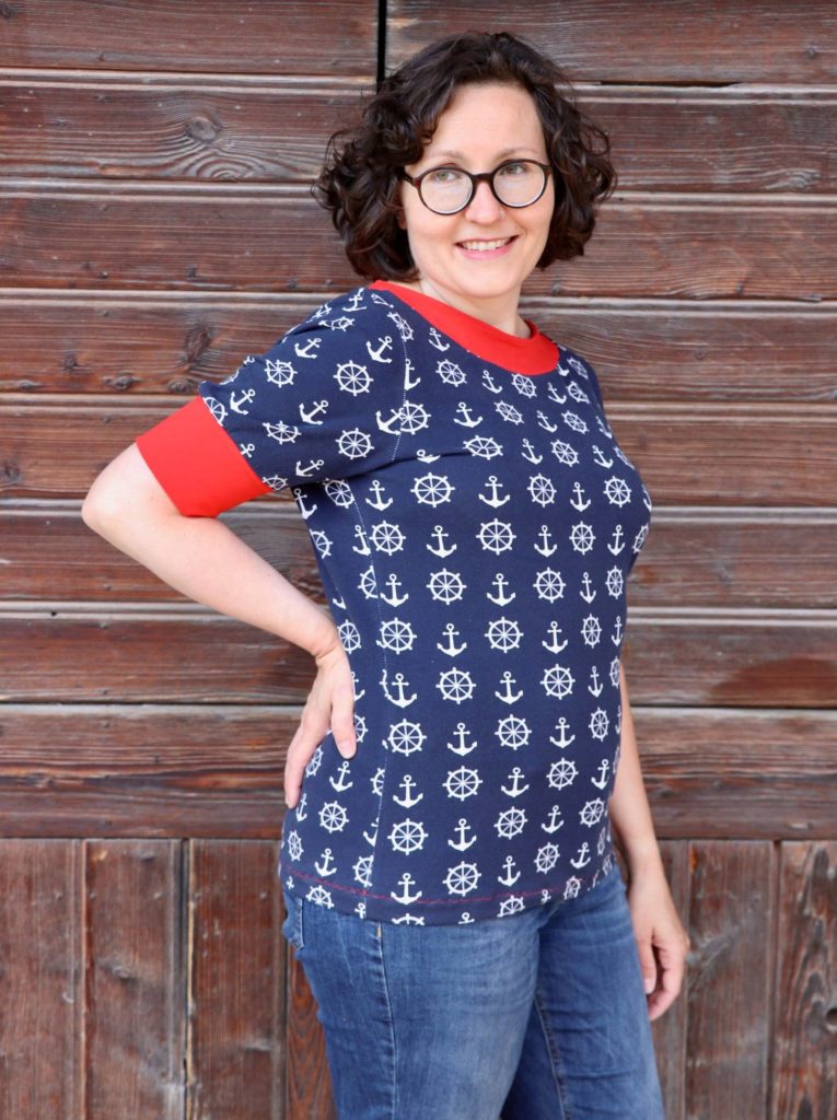 LaMarina Shirt von pedilu | Designbeispiel von Schlingäli & Gumslä | blau-rotes Shirt mit Ankern und Steuerrädern