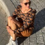 LaNanna Blouse in Cognac-Schwarz mit weißen Sneakern