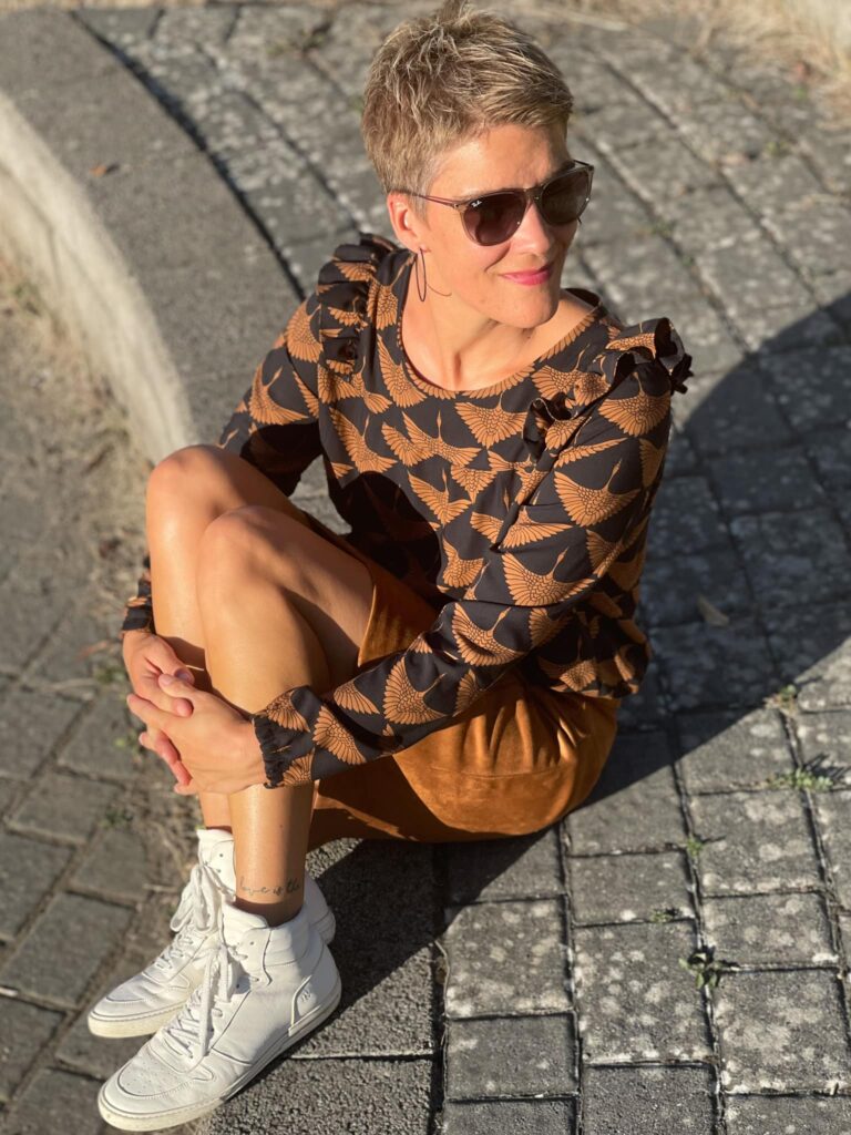 LaNanna Blouse in Cognac-Schwarz mit weißen Sneakern