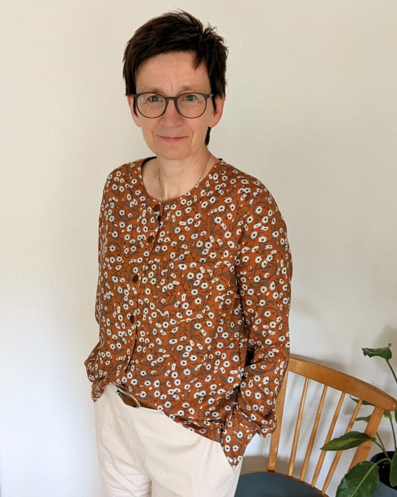 LaWoodie Blouse in Cognac-Weiß mit LaMarina Pants in Creme