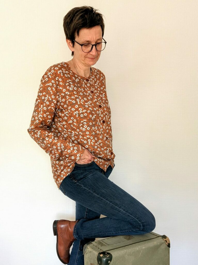 LaWoodie Blouse in Cognac-Weiß mit klassischer Jeans in Blau