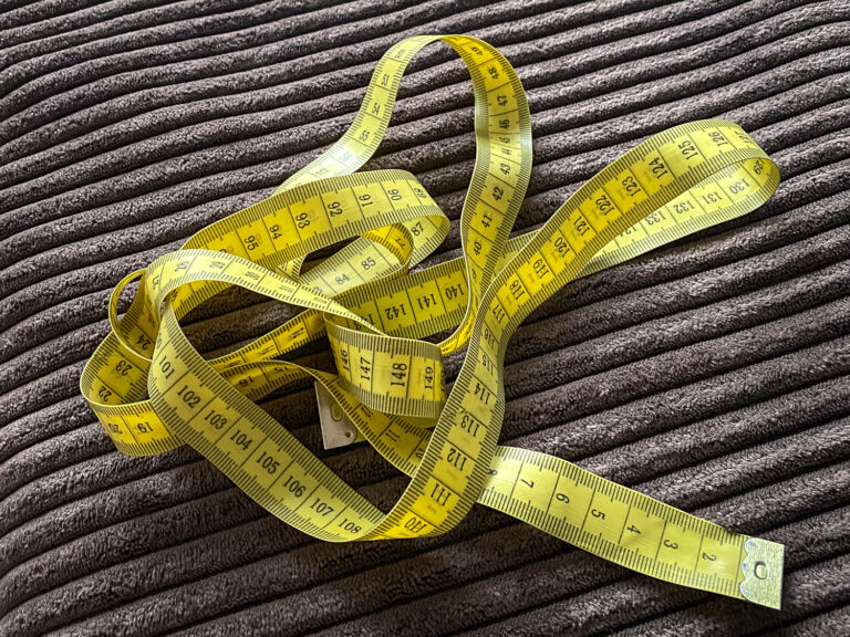 Maßband auf Cordstoff