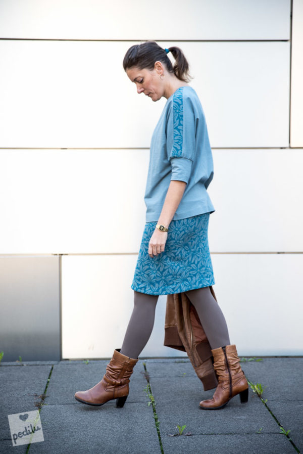 Designbeispiel vor Fashionwall mit Shirtbluse LaBlus Shirt und Else als Rock (Seitenansicht)